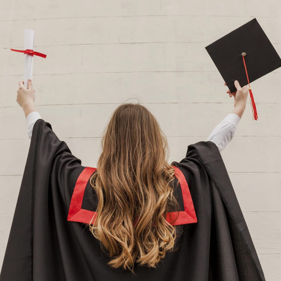 vista-frontal-nina-graduada-con-espalda